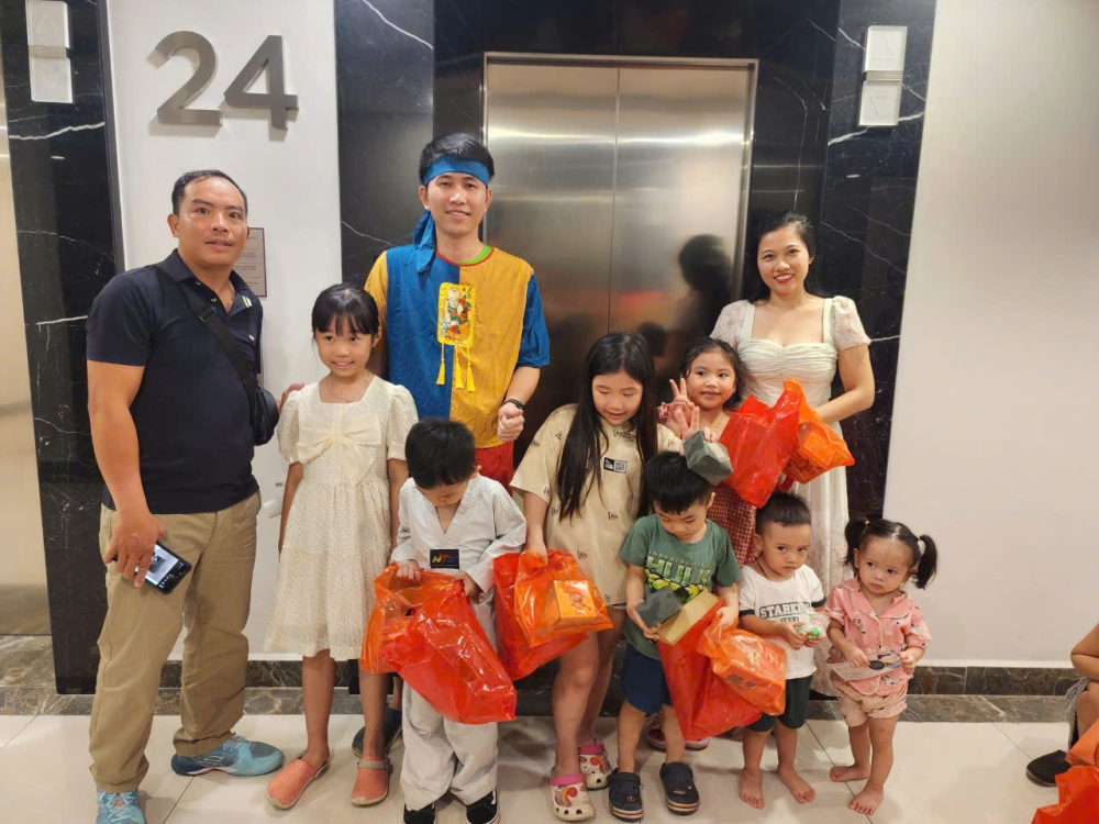 TẶNG QUÀ TRUNG THU CHO GẦN 1000 EM NHỎ TẠI VINHOMS SMART CITY TÂY MỖ