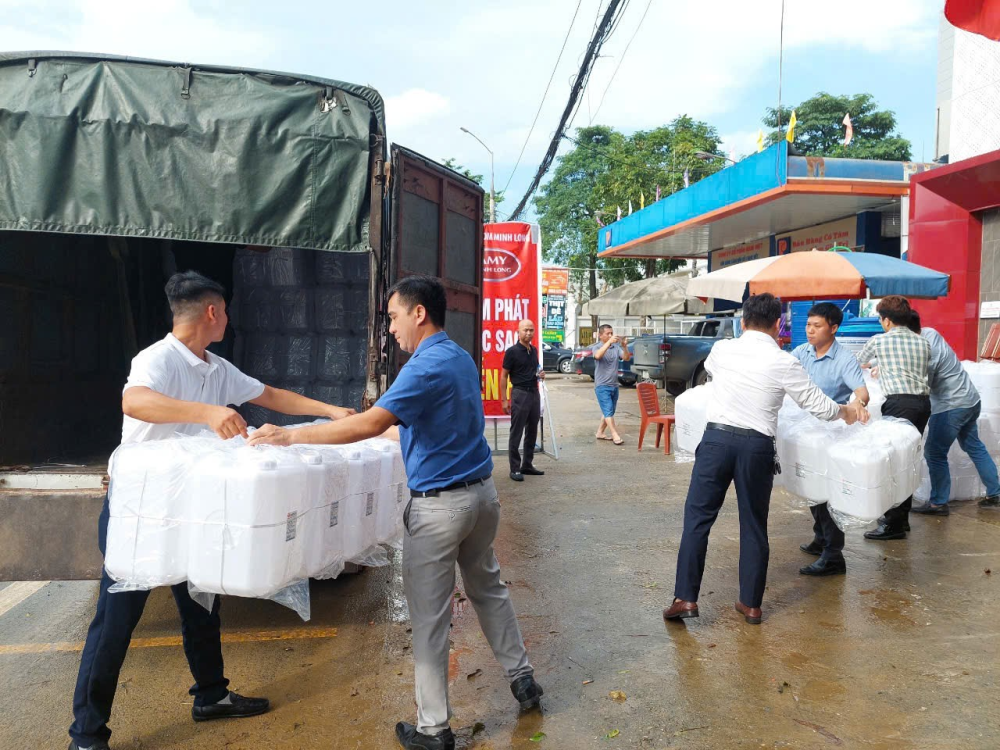 Chương trình hỗ trợ nước sạch cho bà con Thái Nguyên sau bão Yagi của Super S5 cùng VCEO 