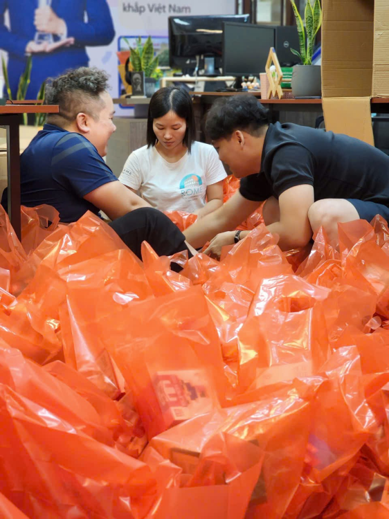 TẶNG QUÀ TRUNG THU CHO GẦN 1000 EM NHỎ TẠI VINHOMS SMART CITY TÂY MỖ